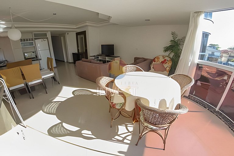 Amplo apartamento com 03 suítes.