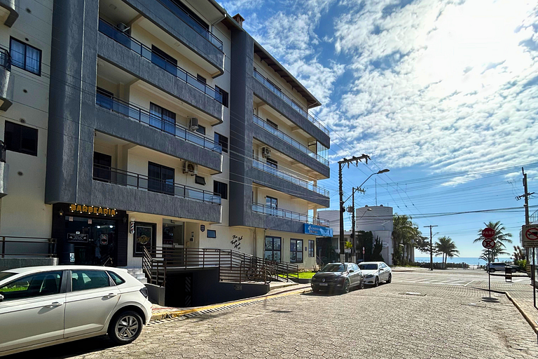 Aluguel Apto 4 quartos frente avenida de Bombas