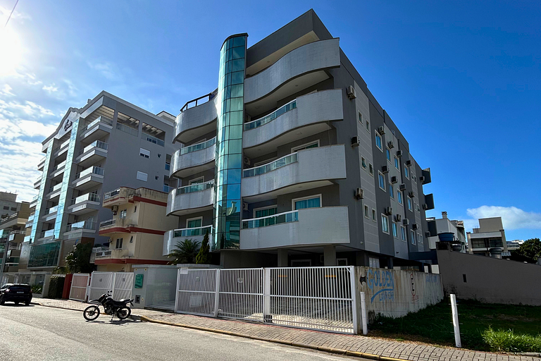 Apartamento 3 dormitórios na praia de Bombas